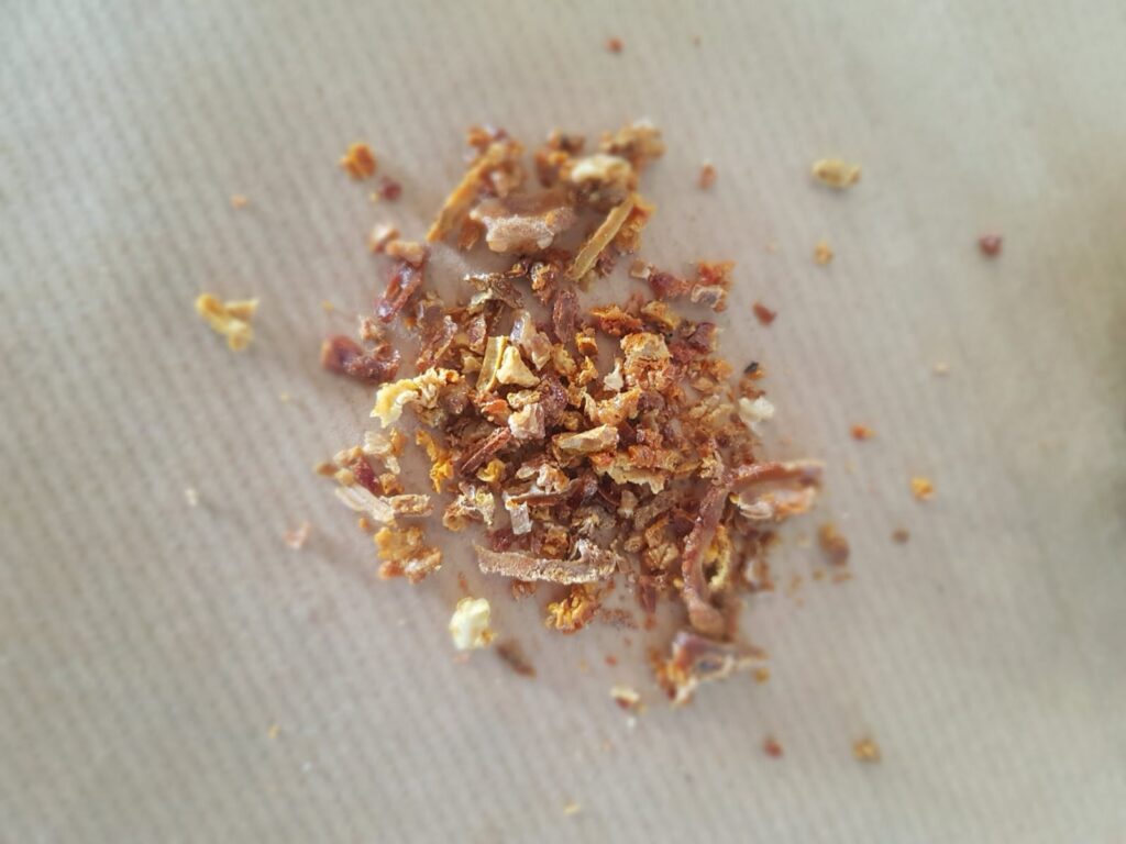 propolis, na obrazku surowy kit pszczeli