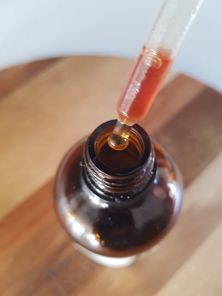 Nalewka propolisowa domowej roboty. Przepis na recepturę i jej zastosowanie.